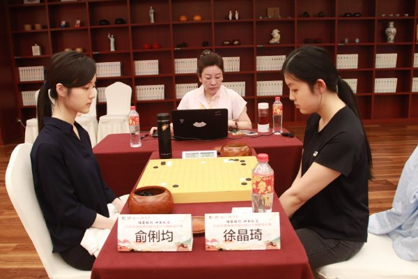 独家视频丨习近平同俄罗斯总统普京在中南海小范围会晤-yiowqvnjfggsk3lpr-　　两国元首听取了两国政府间各合作委员会双方主席汇报投资、能源、经贸、东北-远东、人文、国际等领域合作情况，对取得的进展表示满意，对未来合作建议表示肯定。