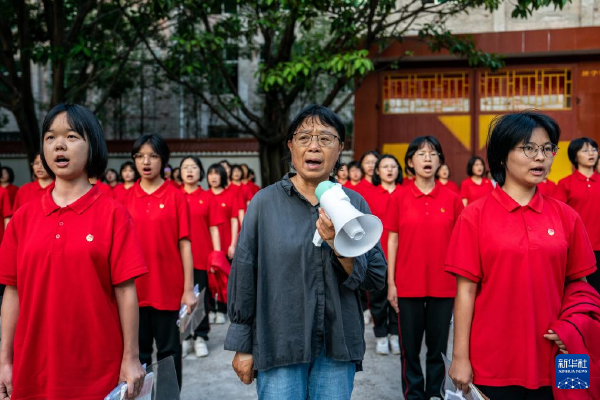 东莞警方通报“男子持菜刀抢劫与民警对峙”