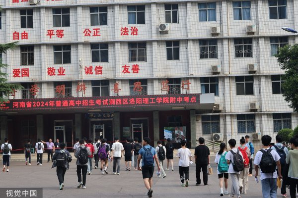 宁夏青铜峡市发生一起交通事故，致9人死亡、2人受伤　　根据携程网数据，来自西方国家的竞争依旧激烈：由于航班数量增长，中国游客前往美国、澳大利亚和英国的预订量增长了三倍，前往西班牙、奥地利、意大利和格鲁吉亚等欧洲国家的预订量也翻了一番。尽管如此，周游仍然预测，随着双方继续合作，前往中东的中国游客将继续增加。