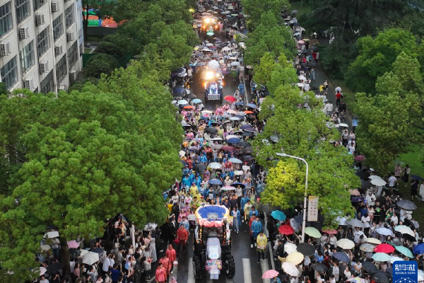 马斯克已乘私人飞机离开北京 称自己是中国的超级粉丝-yiowqvnjfggsk3lpr-　　第三，新的台行政机构刚上路，即遇上立法机构改革风暴，尚无亮丽表现。再加上若干“部会”状况不少，屡成媒体议论焦点，如台内务主管部门、经济主管部门、“海委会”等。