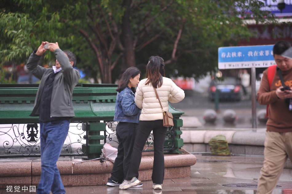 一天写7000篇！mcn机构利用ai造谣，细节曝光　　壹  ||当前全国普通公路的养护资金需求约为6000亿元。即便将替代原公路养路费的部分资金全部用于公路养护，再加上目前地方财政资金投入约1000亿元，每年仍然存在约3000亿元的资金缺口。