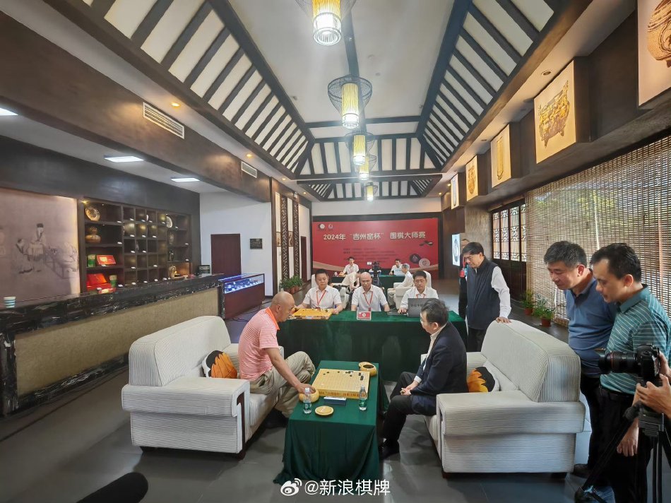 第77届世界卫生大会闭幕 达成多项决议　　本试卷现代文阅读i提到，长久以来，人们只能看到月球固定朝向地球的一面，“嫦娥四号”探月任务揭开了月背的神秘面纱；随着“天问一号”飞离地球，航天人的目光又投向遥远的深空……